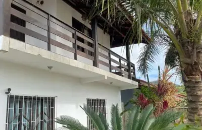 Sobrado no centro de penha - localização privilegiada e próximo à praia!