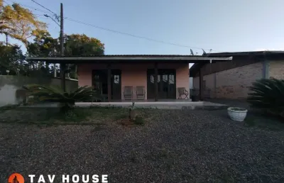 Casa e galpão com terreno grande em balneário piçarras - rua tranquila e próxima a comércios