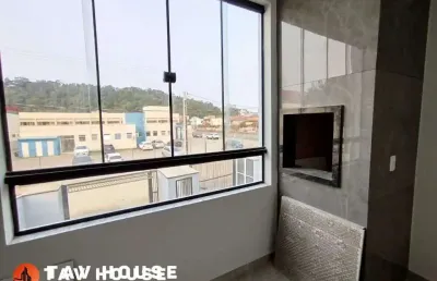 Apartamento no segundo piso com churrasqueira e porcelanato, próximo à praia do grant
