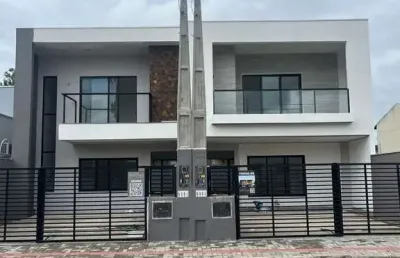 Casa à venda em balneário piçarras com 03 dormitórios à 500 metros do mar