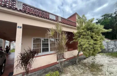 Casa padrão há 50 metros da orla da praia do coqueiral