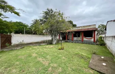 Ótima casa linear com excelente espaço externo no centro de praia seca