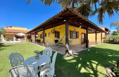Ótima casa com piscina e excelente espaço externo em condomínio fechado