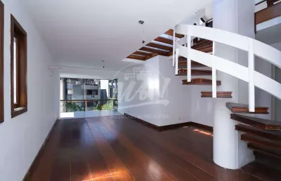 Apartamento cobertura reformada, no 1andar tem 03 dormitórios c/ 01 suite, cozinha americana, amplo living c/ sacada integrada, área de serviço c/banheiro auxiliar, sol da manhã. agende pelo 51.984102