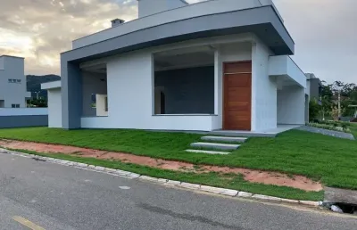 Casa de alto padrão, com 204,94m² de área construída em condomínio fechado, a 6 km da praia dos ingleses - florianópolis/sc.  terreno de esquina no condomínio - excelente posição solar (face norte).