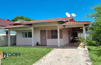 Casa com 161m² á aproximadamente 500 metros da praia dos ingleses.