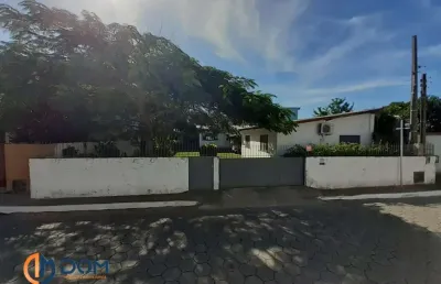 Uma casa mais dois kitnets pra locação anual no rio vermelho florianópolis