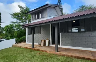 Casa chalé em condomínio, localizado aproximadamente 3,5km da praia dos ingleses, florianópolis/sc.