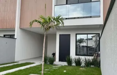 Sobrado com 3 dormitórios e amplo pátio, localizado na praia dos ingleses, florianópolis/sc.