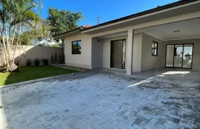 Casa térrea com 03 quartos (c/suíte) em excelente localização