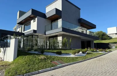 Casa alto padrão em condomínio fechado, localizada a 100 metros da praia dos ingleses, florianópolis/sc.