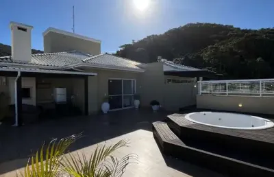Apartamento cobertura com amplo terraço em condomínio a beira-mar da praia dos ingleses, florianópolis/sc.