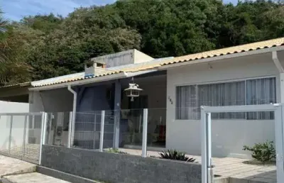 Casa mobiliada com apartamento nos fundos, á aproximadamente 300 metros da praia dos ingleses;