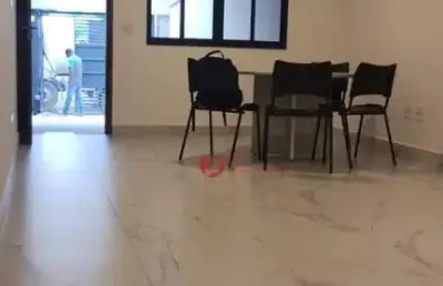 Sobrado com 3 dormitorios, 2 suites 1 lavabo, 2 vagas para 2 carros, sacadas nos quartos principais, churrasqueira, perto do metro guilhermina esperaç
