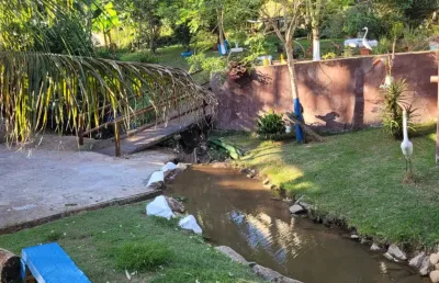 Linda chácara em arujá com casa ampla, muito verde e segurança.