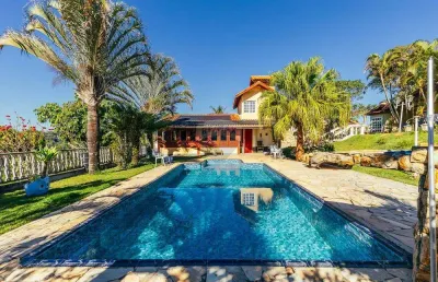 Casa/chácara em condomínio ( 2 casas que juntas somam 5 quartos/dormitórios, 5 banheiros e 2 lavabos
