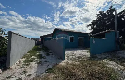Casa à venda em condomínio fechado – 2 quartos, área gourmet e quintal em unamar, cabo frio