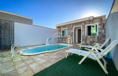 Casa com 4 quartos sendo 3 suítes, piscina e energia solar no jardim peró
