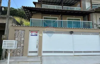 Casa triplex com três quartos , uma sendo suíte , piscina e churrasqueira.