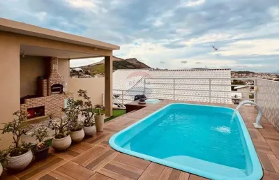 Casa triplex com três quartos , uma sendo suíte , piscina e churrasqueira.
