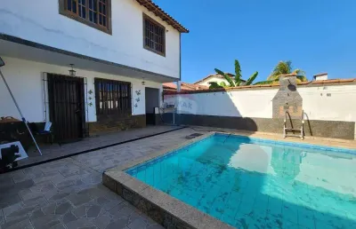 Casa com piscina e área gourmet em iguaba grande - 2 suítes e terreno amplo por r$380.000! a vista