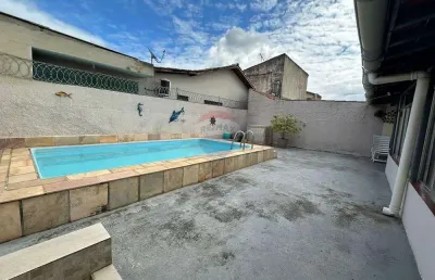 Casa com tres quartos uma suite piscina churrasqueira e vaga de garagem