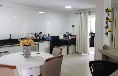 Lindo sobrado espaçoso aprox. 550m da praia com 4 quartos e 5 vagas de garagens em penha/sc.