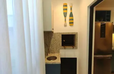Apartamento mobiliado com 2 dormitórios sendo 1 suíte, 1 vaga de garagem no centro de camboriú