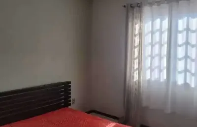 Casa com 3 dormitórios e vaga para 4 veículos, aprox. 200m da praia grande em penha/sc.