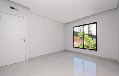 Sobrado com 200,50m² à venda, com 3 suítes e aprox. 200m da praia da armação em penha/sc.