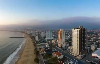 Apartamento na planta frente mar com 3 suítes, 2 vagas de garagem no centro de balneário piçarras