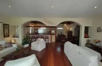 Casa frente mar com 4 suítes e 5 vagas de garagem no centro em santa cruz cabralia ba