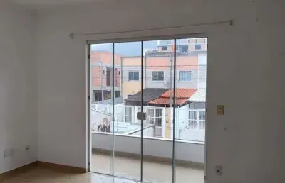 Sobrado com 3 quartos sendo 1 suíte e 2 vagas de garagem em camboriú
