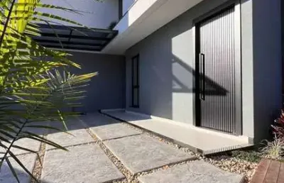 Sobrado triplex com 4 suítes e 2 vagas de garagem em camboriú