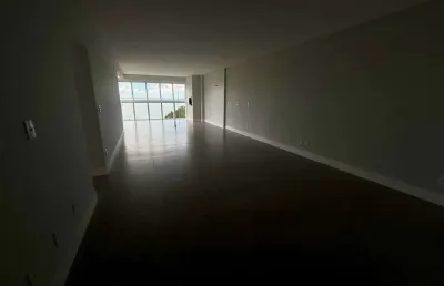 Apartamento com vista permanente para o mar mobiliado com 3 suítes e 2 vagas de garagem em penha/sc