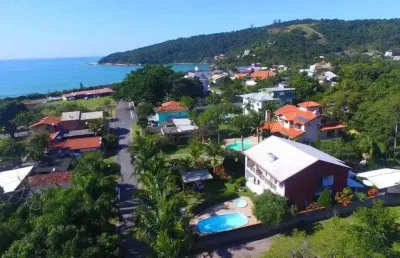 Casa 5 suítes e 3 vagas de garagem com 500m2 -150m da beira-mar da praia de taquaras em bc