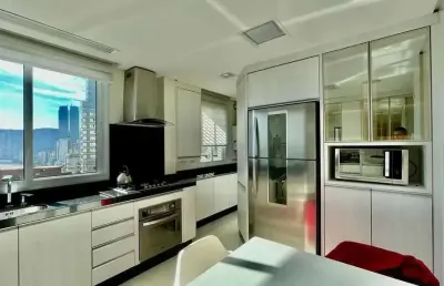 Apartamento quadra mar com 3 suítes e 2 vagas de garagem no centro de balneário camboriú