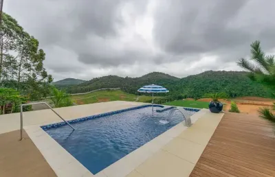 Casa na montanha, com 4 dormitórios sendo 3 suítes em condomínio no bairro cedro em camboriú.