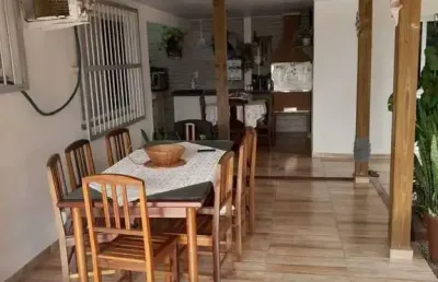Casa mobiliada com 3 dormitórios e 2 vagas de garagem em gravata - navegantes