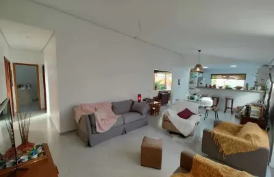 Casa com 3 dormitórios sendo 2 suítes, com piscina, há 5 min da praia em porto seguro na  bahia