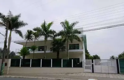 Casa com 5 dormitórios sendo 2 suítes e 5 vagas de garagem no bairro cabeçudas em itajaí