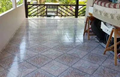 Sobrado com 3 dormitórios sendo 2 suítes e 2 vagas de garagem a 700 m² do mar
