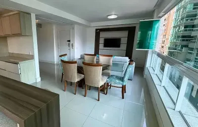 Apartamento mobiliado com 3 suítes sendo 1 demi suíte, 2 vagas de garagem no centro de itapema