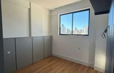 Apartamento com 2 dormitórios sendo 1 suíte mobiliado e 2 vagas de garagem na vila operária, itajaí