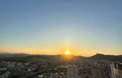 Apartamento andar alto, prédio novo, com 3 suítes na região do passeio são miguel - baln. camboriú