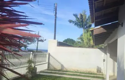 Casa quadra mar com 3 dormitórios sendo 2 suítes e 2 vagas de garagem em itapoá