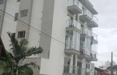 Apartamento à venda com 3 quartos sendo 1 suíte, aprox. 170m da praia do quilombo em penha/sc.
