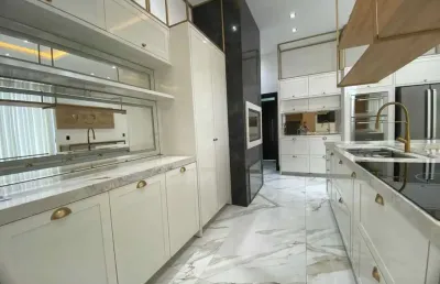 Casa triplex finamente mobiliada e equipada com 3 suítes e piscina com borda infinita em camboriú/sc