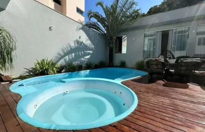 Casa de alto padrão mobiliada com 3 suítes e 2 vagas de garagem na ressacada em itajaí