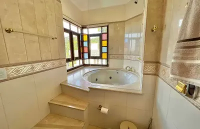 Casa com piscina e vista mar! 4 dormitórios sendo 2 suítes no bairro cabeçudas em itajaí